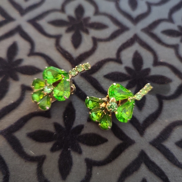 Vintage clover green stone earings Clip on. - Picture 2 of 3